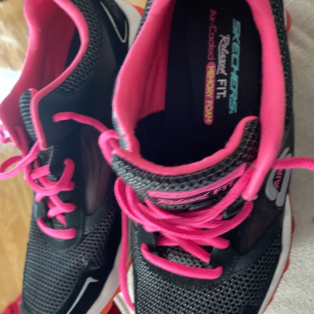 SKECHERS SPORT SKECH AIR CROSS TRAINER SNEAKER SHOE - BLACK/HOT PINK - W 8.5